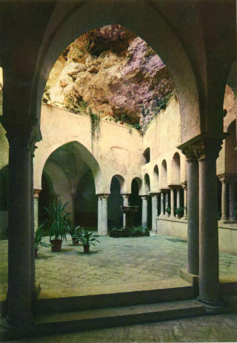 Il chiostro romanico della Badia di Cava